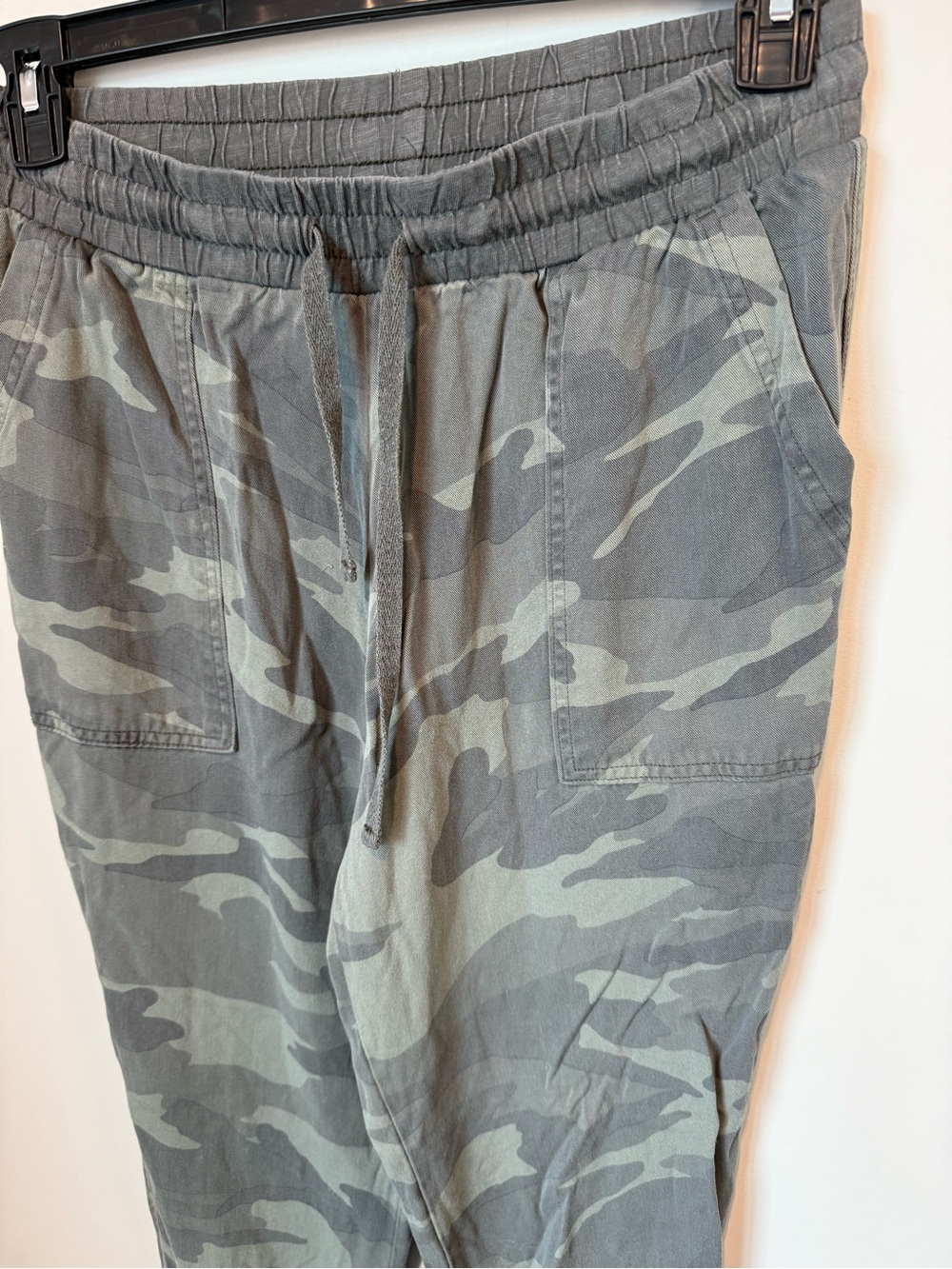 Women’s Splendid Camouflage Lightweight Jogger Pants with Pockets, Elastic Waist - Picture 3 of 3